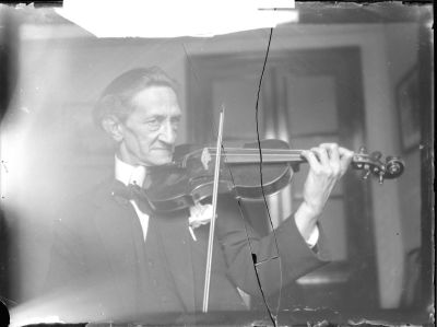 PPMHP 113312: Dr Kresnik dok svira violinu