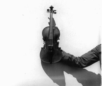 PPMHP 119082: Carlo Schiavi drži violinu