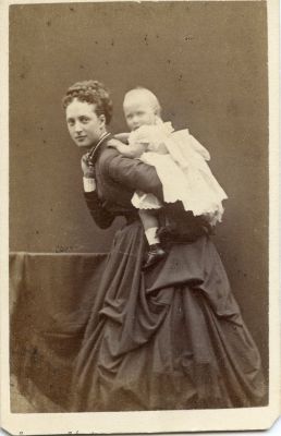 PPMHP 122090: Aleksandra Danska, žena Edwarda VII. s bebom Louise • Princeza od Walesa