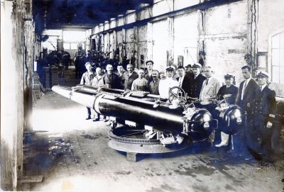 PPMHP 114492: Delegacija Brazila pred dvocjevnom lansirnom rampom u tvornici Torpedo