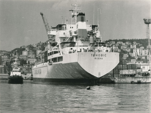 PPMHP 137425: Brod Tuhobić ispred riječke luke
