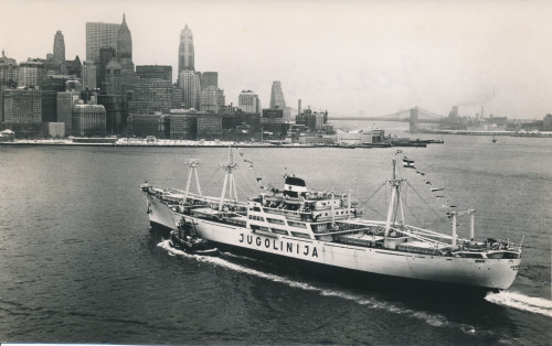 PPMHP 133441: Motorni brod Jesenice kompanije Jugolinija pred lukom New York