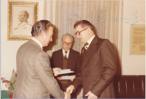 PPMHP 143081: Uručivanje odlikovanja predsjedništva SFRJ članu Jugolinije