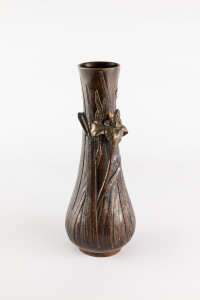 PPMHP 147510: Kineska metalna vaza s pčelom