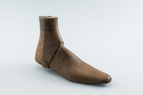 PPMHP 114002: Kalup za cipelu i stražni dio cipele • Drveno kopito i štamp za rabotu
