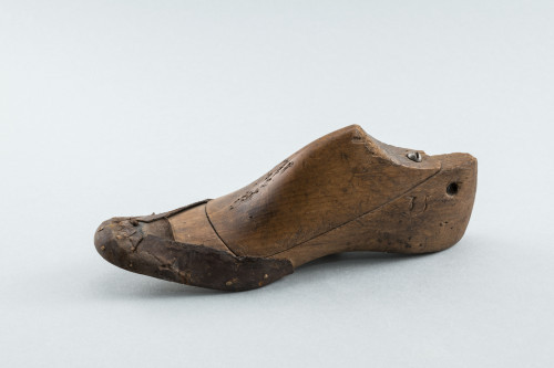 PPMHP 114003/1: Kalup za desnu mušku cipelu • Drveno kopito