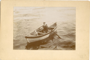 PPMHP 156190: Muškarac i pas u barci