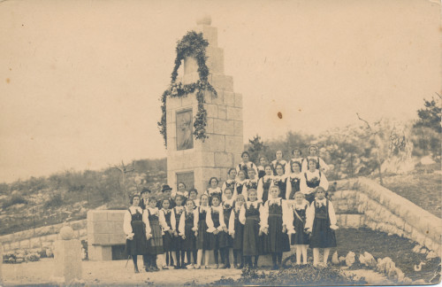 PPMHP 154502: Razred djevojčica ispred spomenika
