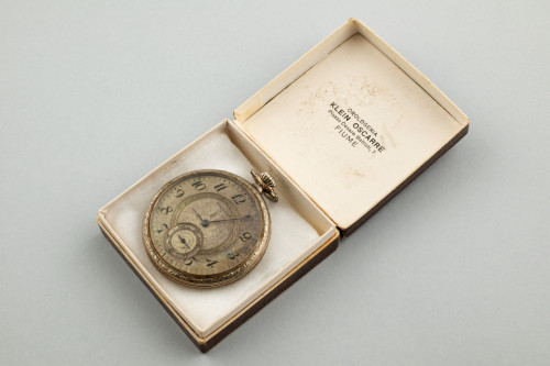 PPMHP 170009: Džepni sat New York standard Watch company u kutijici riječkog urara Oscara Kleina