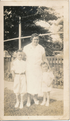 PPMHP 131910: Carl i Franklin s majkom Milicom • Mrs Mildred Spincic and her two sons Carl and Franklin