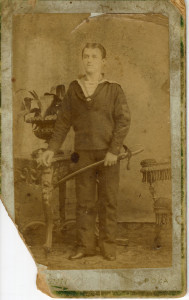 PPMHP 157318: Mladić u mornaričkoj uniformi sa sabljom