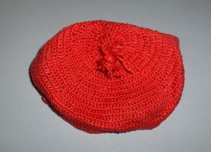 PPMHP 118422: Crvena kapa za lutku