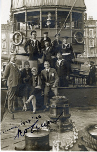 PPMHP 153380: Zajednička fotografija s mornarima ispred broda R.C. T. G. Cantore