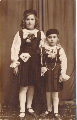 PPMHP 154501: Dvije djevojčice s beretkama na glavi