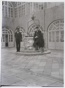 PPMHP 170217: Otac i sin u dvorištu kaštela u Kraljevici