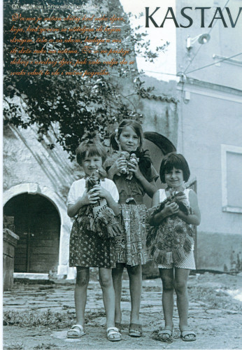PPMHP 126203: Kastav • Tri djevojčice pred kućom