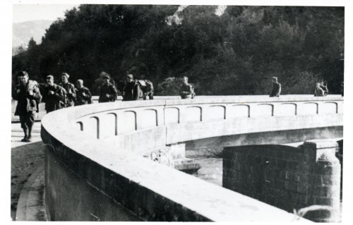 PPMHP 146934: Skupina partizana na mostu
