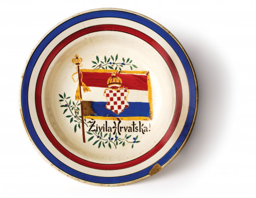 PPMHP 127840: Duboki tanjur s natpisom "Živila Hrvatska!"
