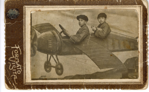 PPMHP 155008: Dva dječaka u maketi aviona