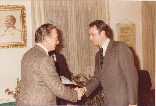 PPMHP 143076: Uručivanje odlikovanja predsjedništva SFRJ članu Jugolinije