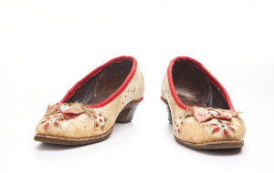 PPMHP 106045: Par ženskih cipela • Pengane postole