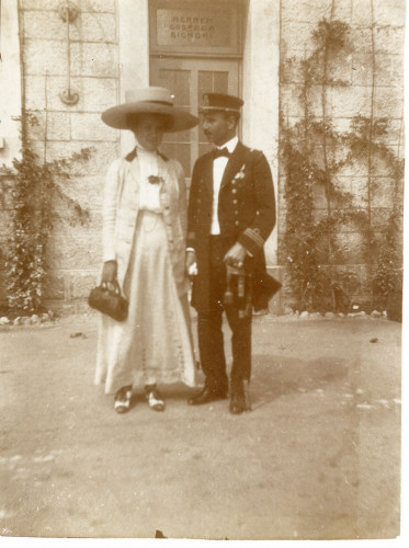 PPMHP 154963: Muškarac i žena ispred kamene zgrade ( možda Karlo Luppis i supruga)