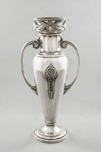 PPMHP 147507: Metalna vaza sa staklenim umetkom