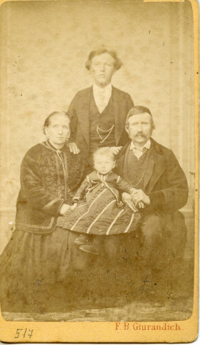 PPMHP 162577: Fotografija žene i dva muškarca sa djetetom
