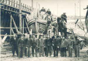 PPMHP 148272: Muškarci okupljeni oko novoizgrađene drvene barke
