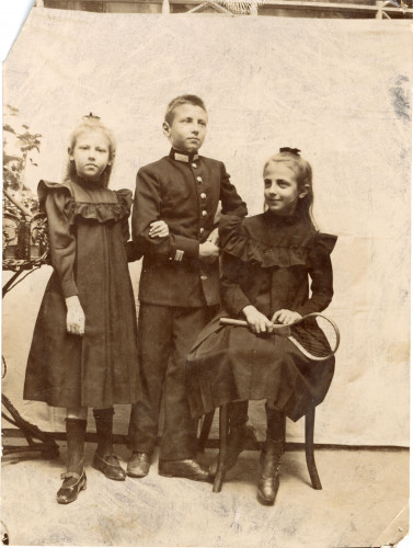 PPMHP 117638: Djevojčica s reketom, bratom i sestrom