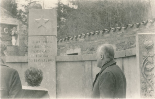 PPMHP 127512: Vinko Šepić Čiškin ispred spomenika stradalima u Lipi